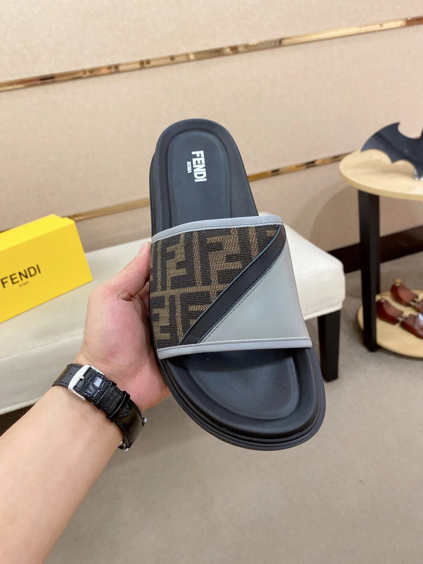 Factory price: 320💰 [Fendi Slippers] High-end brand of men's shoes, official website 1:1 latest masterpiece: original mold customization, the fabric is made of imported original materials, upgraded outsole, lighter and non-slip. The market's top quality, simple yet tasteful, a must-have for fashionistas, fashionable at your feet, full of confidence, the same style at the counter 👍The season of summer slippers is here. Code: 38-44 (45 is custom-made and cannot be returned or exchanged)